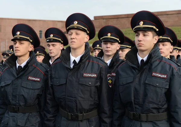 Cadetes da polícia da Universidade de Direito de Moscou do Ministério de Assuntos Internos da Rússia sobre o edifício cerimonial — Fotografia de Stock