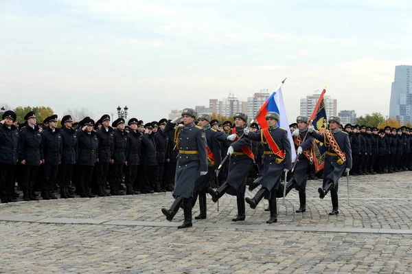 Los soldados de la guardia de honor del regimiento Preobrazhenski separado del comandante con la bandera rusa en la colina Poklonnaya en Moscú — Foto de Stock