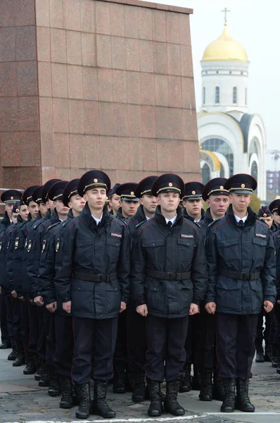 Cadetten van de politie van de Universiteit van Moskou wet van het ministerie van interne zaken van Rusland op het ceremoniële gebouw — Stockfoto