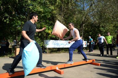  Erkekler yastıklar spor ise bir festivalde yendi.