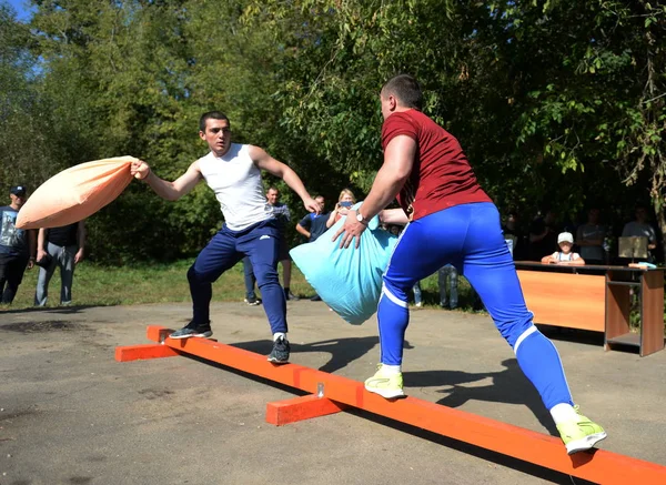  Erkekler yastıklar spor ise bir festivalde yendi.