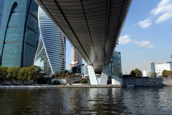 Handels- und Fußgängerbrücke "bagration" im Finanz- und Bürozentrum "moskau-stadt" — Stockfoto