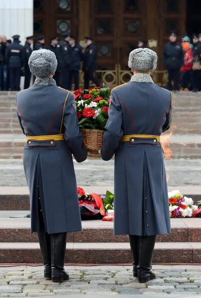I militari della compagnia della guardia di onore del reggimento Preobrazhensky del comandante separato posano un cesto con fiori alla Fiamma Eterna su Poklonnaya Hill — Foto Stock