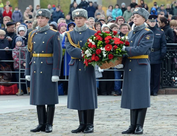 Os servos da companhia da guarda da honra do regimento de Preobrazhensky do comandante separado põem uma cesta com flores na Chama Eterna em Colina de Poklonnaya — Fotografia de Stock