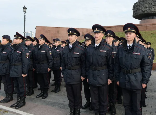 Cadets de la police de l'Université de droit de Moscou du ministère de l'Intérieur de la Russie sur le bâtiment cérémonial — Photo