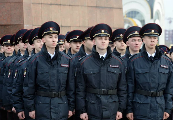 Cadetten van de politie van de Universiteit van Moskou wet van het ministerie van interne zaken van Rusland op het ceremoniële gebouw — Stockfoto