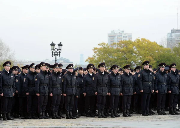 Cadets of the police of the Moscow Law University of the Ministry of Internal Affairs of Russia on the ceremonial building — Stock Photo, Image