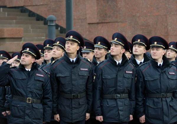 Police cadets of the Moscow Law University of the Ministry of Internal Affairs of Russia at the ceremonial post. — Stock Photo, Image