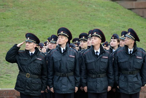 Politie Cadetten van de Universiteit van Moskou wet van het ministerie van interne zaken van Rusland bij de ceremoniële post. — Stockfoto