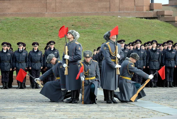 Żołnierzy w towarzystwie straży honoru pułku Preobrażenskij oddzielne komendant wykazać demonstracji technik na cerkiew Chrystusa Zbawiciela — Zdjęcie stockowe