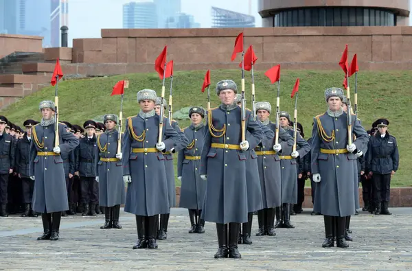 Os soldados da companhia da guarda da honra de um comandante separado Regimento de Preobrazhensky demonstram técnicas de demonstração em Colina de Poklonnaya — Fotografia de Stock