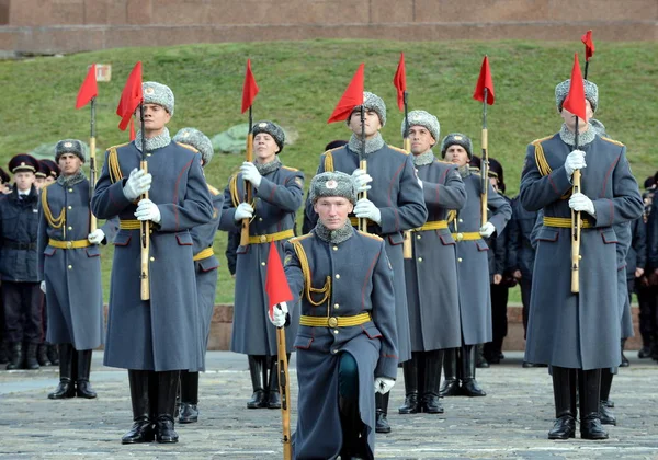 A társaság az őr a megtiszteltetés, hogy egy külön parancsnoka nagybőgővel ezred katonái bizonyítani Árubemutatási módszerek a Poklonnaya-hegyen — Stock Fotó