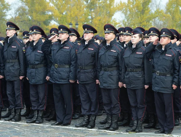 Kadetów policji z Moskiewskim Uniwersytecie prawa Ministerstwa wewnętrznych spraw Rosji na uroczyste post. — Zdjęcie stockowe