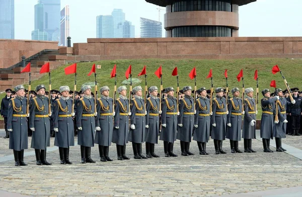 Os soldados da companhia da guarda da honra de um comandante separado Regimento de Preobrazhensky demonstram técnicas de demonstração em Colina de Poklonnaya — Fotografia de Stock