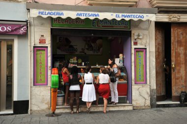 Cadiz, İspanya - 5 Temmuz 2011: eski deniz şehir Cadiz açık bir kafede penceresi