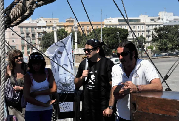 Exkurze na španělský plachetnice v přístavu moře Město Cádiz. — Stock fotografie