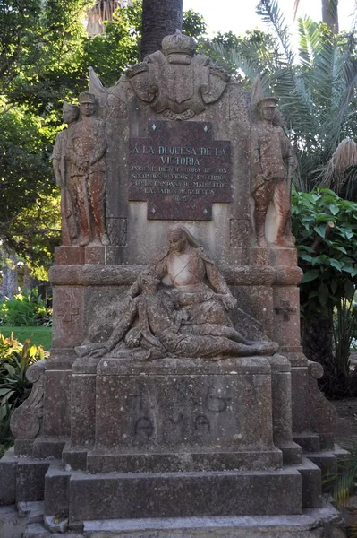 Monumento a la Duquesa de la Victoria, patrocinado por soldados heridos en la campaña marroquí — Foto de Stock