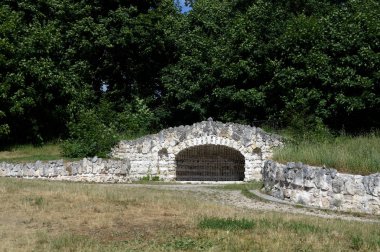  Grotto, Blachernae-Kuzminki malikanesinde. Doğal tarih parkı Kuzminki-Lyublino