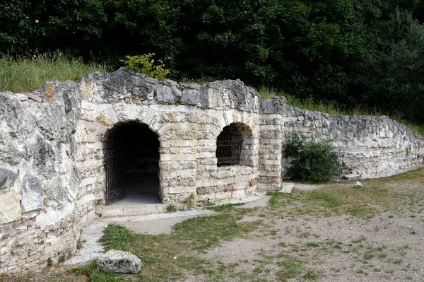 Grotta nella tenuta Blachernae-Kuzminki. Parco storico naturale "Kuzminki-Lyublino" — Foto Stock