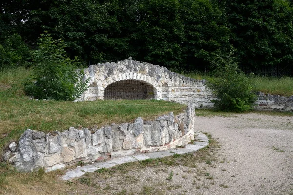 Gruta na propriedade Blachernae-Kuzminki. Parque histórico natural "Kuzminki-Lyublino" — Fotografia de Stock