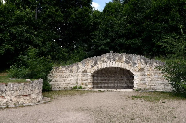 Gruta na propriedade Blachernae-Kuzminki. Parque histórico natural "Kuzminki-Lyublino" — Fotografia de Stock