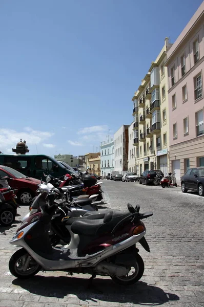 Motorcyklar på parkeringen på gatan av den antika staden Cádiz — Stockfoto