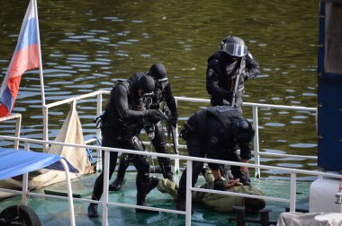 Moskova, Rusya-Eylül 15, 2018: Mücadele yüzücüler çalışma dışarı bir nehir gemisi stern adlı terörist yakalama.