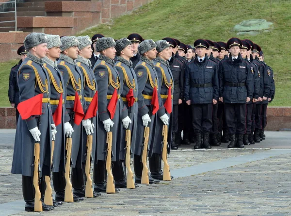 Os soldados da companhia da guarda da honra de um comandante separado Regimento de Preobrazhensky demonstram técnicas de demonstração em Colina de Poklonnaya — Fotografia de Stock