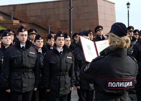 Kadetter i lagen Moskva universitet av departement av inre angelägenheter i Ryssland avlägga ed — Stockfoto