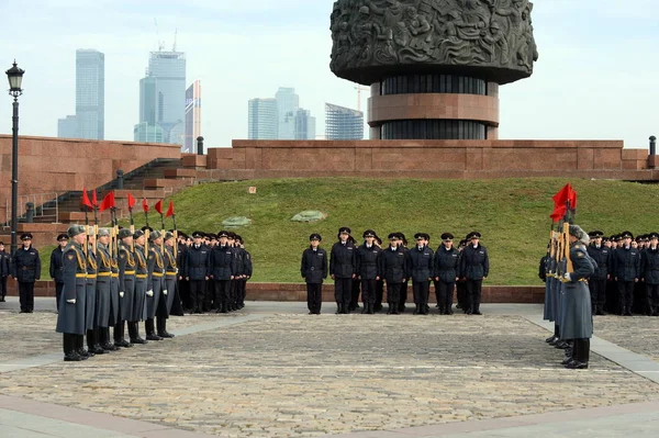 Soldater av företaget av hedersvakt av en separat kommendanten Preobrasjenskij regiment demonstrerar demonstration tekniker på Poklonnaya kulle — Stockfoto