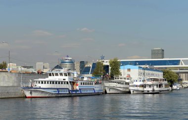  Moskova Nehri 'ndeki eğlence tekneleri