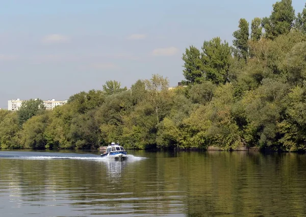 Båten vatten polisen vid floden Moskva — Stockfoto