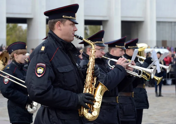 Musiciens de la fanfare de police se produisent sur Poklonnaya Hill Moscou — Photo