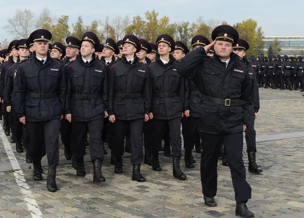 W paradzie policji kadetów na cerkiew Chrystusa Zbawiciela w Moskwie — Zdjęcie stockowe