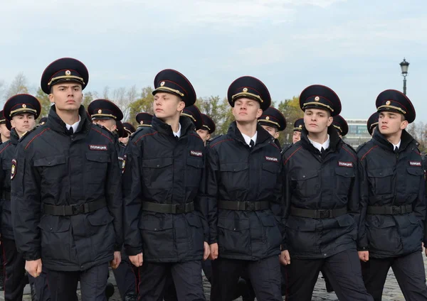 На параде курсантов милиции на Поклонной горе в Москве — стоковое фото