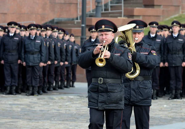 Músicos de la banda de música de la policía actúan en Poklonnaya Hill Moscow —  Fotos de Stock