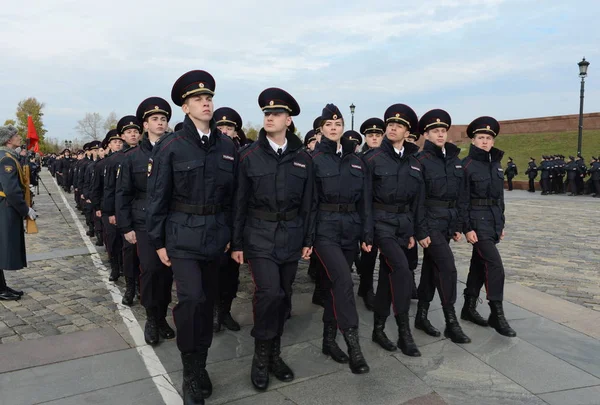 W paradzie policji kadetów na cerkiew Chrystusa Zbawiciela w Moskwie — Zdjęcie stockowe