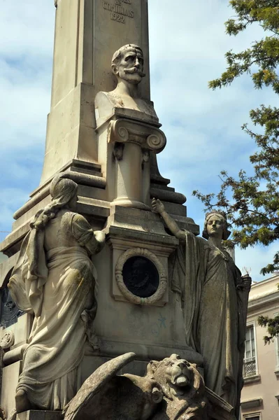 Monumento a don Claudio Lopez, Marquês de Comillas na praça da antiga cidade marítima de Cádiz . — Fotografia de Stock