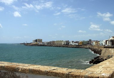 Cadiz, İspanya - 3 Temmuz 2011: Cadiz eski deniz şehir görünümünü