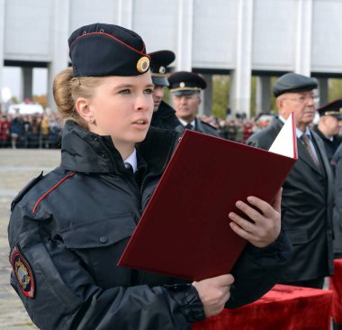 Moskova, Rusya-Ekim 17, 2015: polis öğrenciler üniversite Rusya İç İşleri Bakanlığı'nın hukukun yemini alarak