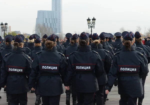 Geçit töreninde yürüyen polis — Stok fotoğraf