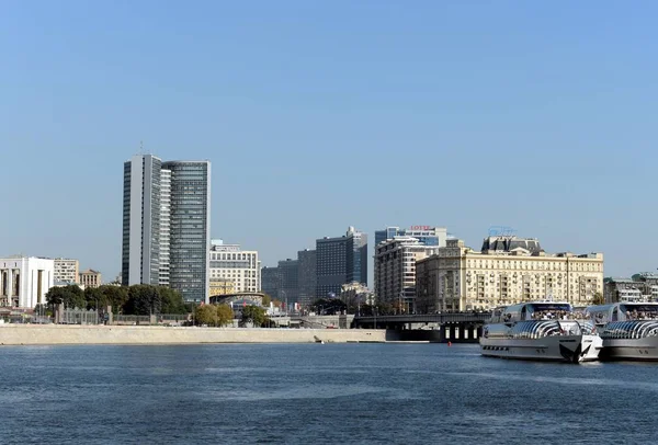 Vistas del puente Novoarbatsky, del muelle Krasnopresnensky y del ayuntamiento de Moscú — Foto de Stock