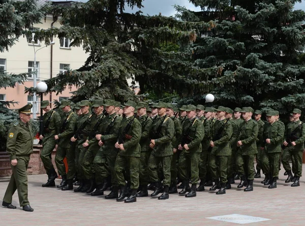 Estudiantes del Departamento de Formación Militar y Medicina Extrema de la Universidad Estatal de Medicina de Vitebsk — Foto de Stock