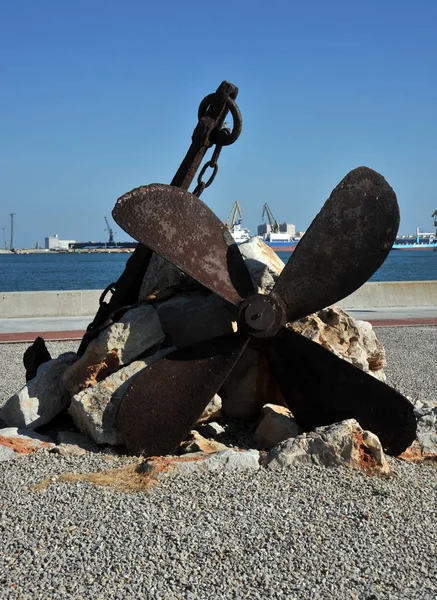 Cadiz eski deniz şehir sahildeki denizciler için anıt — Stok fotoğraf