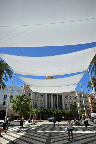 Proteção solar nas ruas da antiga cidade marítima de Cádiz — Fotografia de Stock