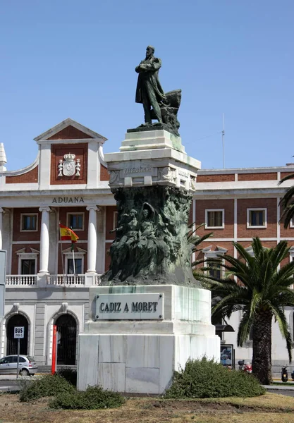 Estátua do político de Cádiz Segismundo Moret, Plaza de San Juan de Dios, Cádiz, Espanha, foi revelada em 1906 — Fotografia de Stock