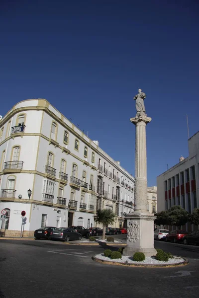 Monument op het plein van de oude zee stad Cadiz — Stockfoto