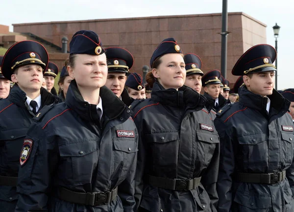 Cadets de la police de l'Université de droit de Moscou du ministère de l'Intérieur de la Russie au poste de cérémonie . — Photo