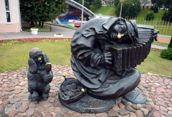 Skulptur "Straßenclown" in der Nähe des sommerlichen Amphitheaters in Vitebsk — Stockfoto