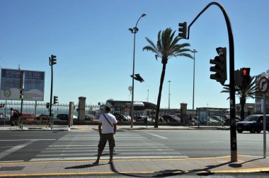 Cadiz, İspanya - 8 Temmuz 2011: yaya geçidi Cadiz eski liman içinde